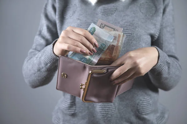 Junge Frau Übergibt Geld Mit Geldbörse — Stockfoto