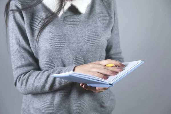 Vrouw Hand Houden Blauwe Notitieblok Grijze Achtergrond — Stockfoto