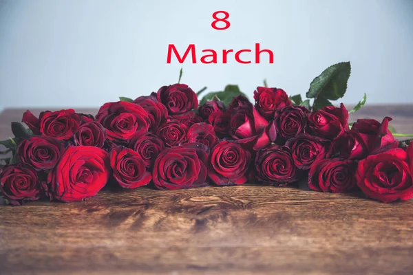 Κόκκινα Τριαντάφυλλα Μαρτίου Στο Τραπέζι — Φωτογραφία Αρχείου