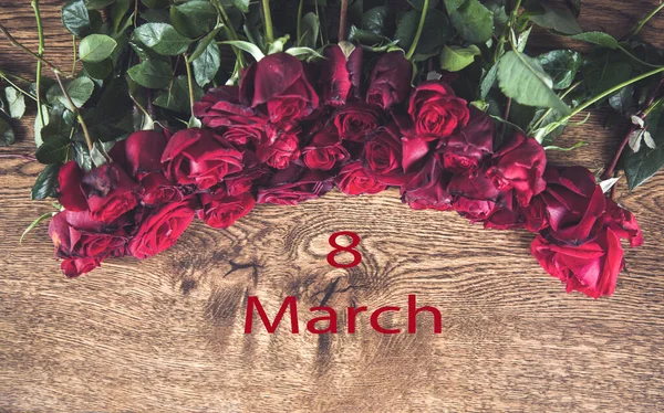Rote Rosen Mit Marsch Auf Dem Tisch — Stockfoto