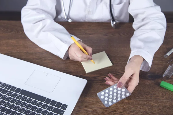 Médecin Écriture Recette Ordinateur Sur Bureau — Photo