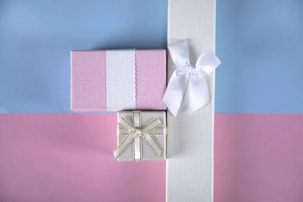 粉色和蓝色桌子上的不同礼品盒 — 图库照片