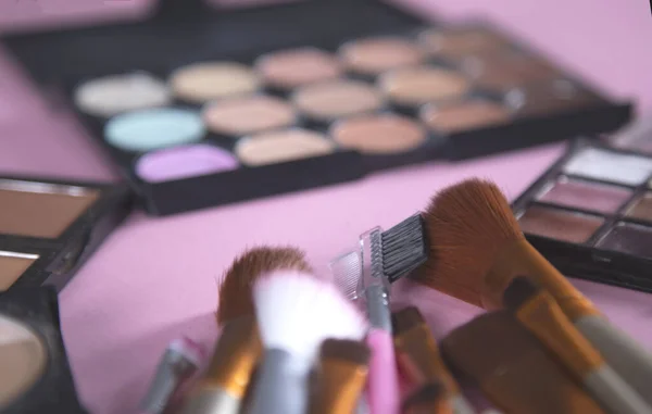 Différents Produits Maquillage Brosses Sur Table — Photo