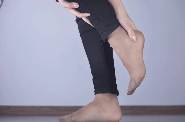 Frau Hand Schmerzende Füße Auf Dunklem Hintergrund — Stockfoto