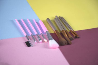 Renk tablosunda makyaj fırçaları