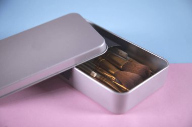 Renk tablosunda makyaj fırçaları