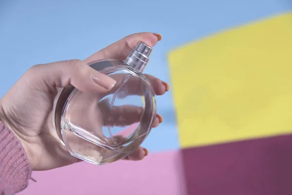 Botella Perfume Fondo Mesa Color — Foto de Stock