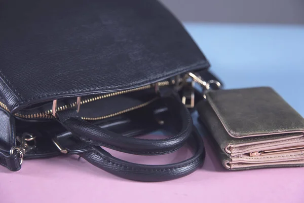 Brieftasche Und Tasche Auf Dem Tisch — Stockfoto