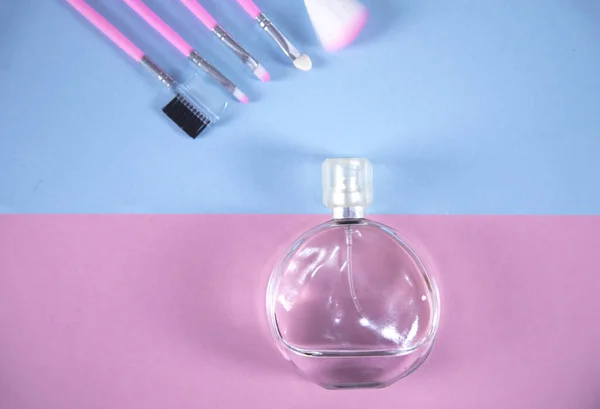Botella Perfume Fondo Mesa Color — Foto de Stock