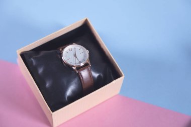 Pembe ve mavi masa arkaplanındaki kutuyu izle