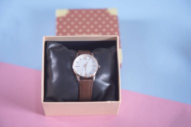 Pembe ve mavi masa arkaplanındaki kutuyu izle