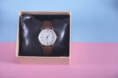 Pembe ve mavi masa arkaplanındaki kutuyu izle