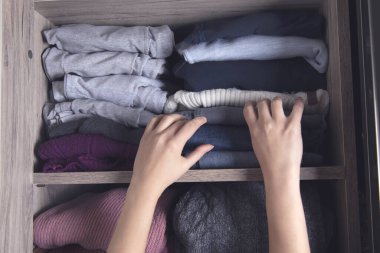 Kadın elbiseleri yakın bir yere yerleştirir.