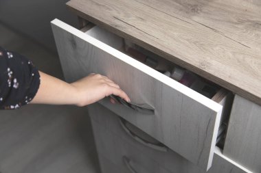 Kadın odadaki rafı aç.