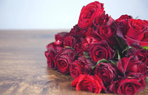 Червоні Троянди Дерев Яному Фоні Столу — стокове фото