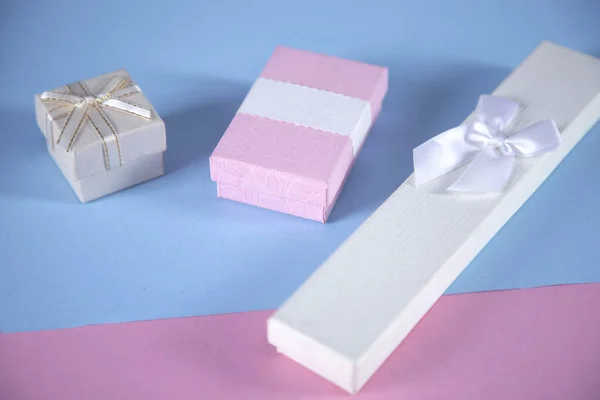 Rosa Und Weiße Geschenkboxen Auf Dem Tisch — Stockfoto