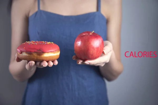 Mujer Feliz Mano Sosteniendo Donut Manzana —  Fotos de Stock