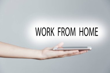 Ekranda ev mesajları ile çalışan kadın cep telefonu