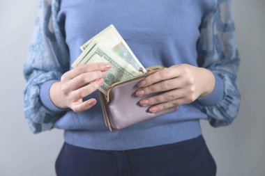 Cüzdanlı el ele tutuşan kadın.