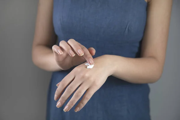 Jonge Vrouw Hand Crème Grijze Achtergrond — Stockfoto