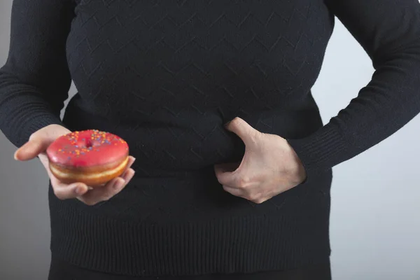 Fet Kvinna Hand Hålla Munk Grå Bakgrund — Stockfoto