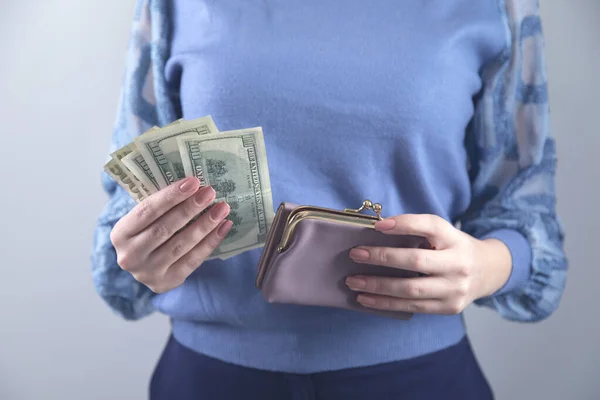 Женщина Держит Деньги Бумажником — стоковое фото