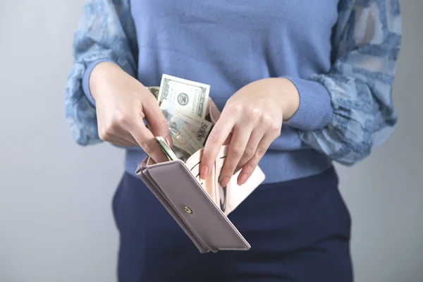 Женщина Держит Деньги Бумажником — стоковое фото