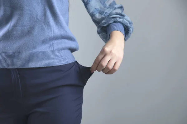 Kvinna Hand Tom Ficka Grå Bakgrund — Stockfoto