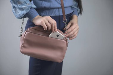 Kadın el telefonu gizli çekim ve çanta
