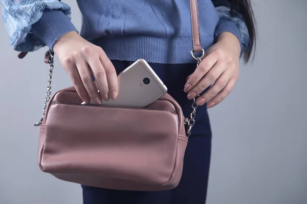 Frau Mit Handy Heimlich Fotografiert Und Tasche — Stockfoto