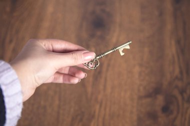 Kadın ev anahtarı masanın üstünde.