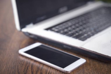 Masada bilgisayar klavyesi olan akıllı telefon