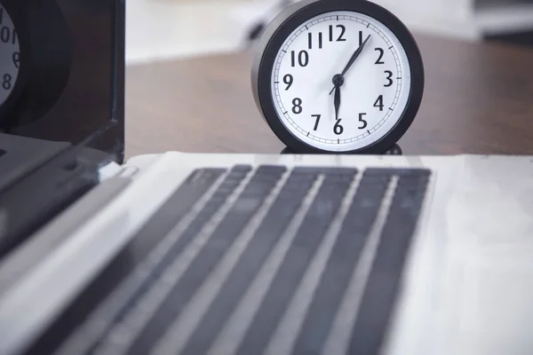 Klok Met Computer Tafel Achtergrond — Stockfoto