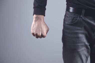 Gri arka planda kızgın adam yumruğu