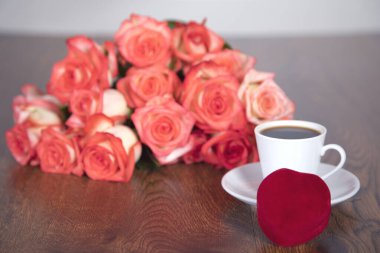 Masanın arkasında güller ve yüzükler