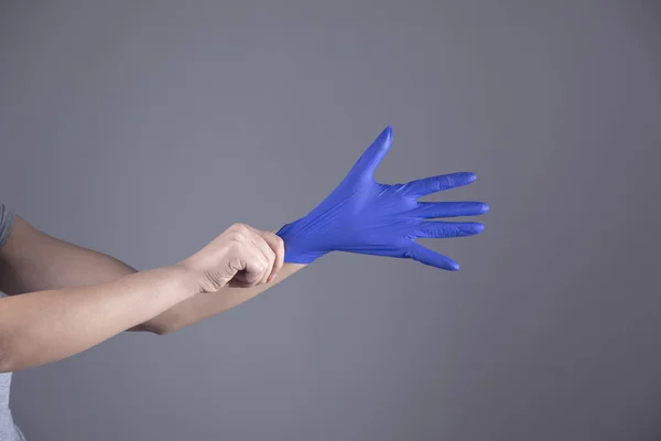 Γυναίκα Χέρι Μπλε Γάντι Γκρι Φόντο — Φωτογραφία Αρχείου