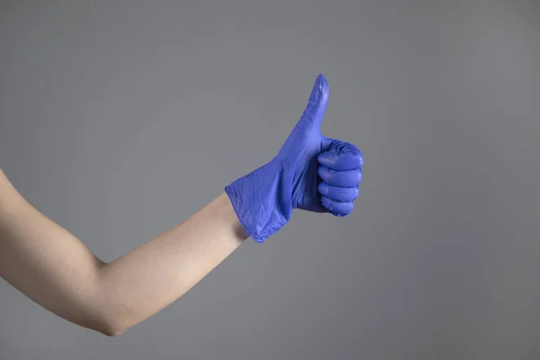 Женщина Рука Синяя Перчатка Хорошо Знак Сером Фоне — стоковое фото