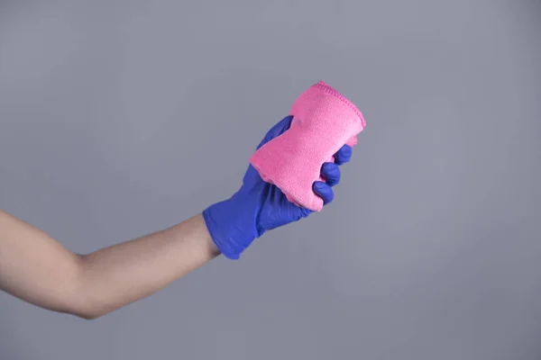 Vrouw Hand Blauwe Handschoen Kleding Grijze Achtergrond — Stockfoto