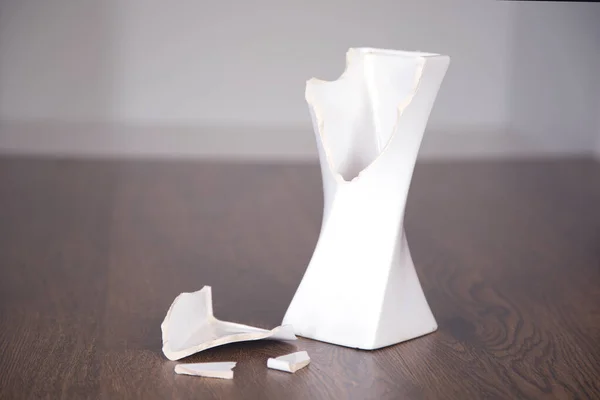 Vaso Branco Quebrado Fundo Mesa — Fotografia de Stock