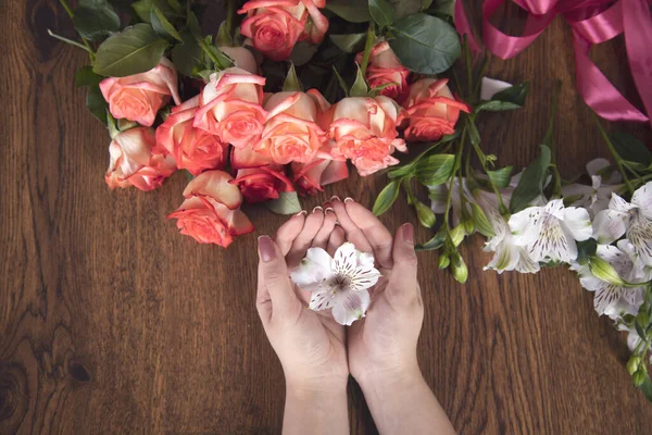 Γυναίκα Λουλούδια Χέρι Στο Φόντο Τραπέζι — Φωτογραφία Αρχείου