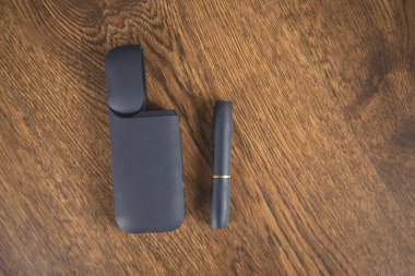 Arka planda mavi elektrikli sigara var.