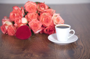 Masanın arkasında güller ve yüzükler