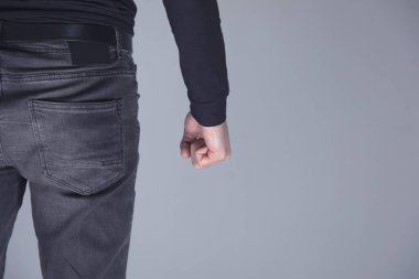 Gri arka planda kızgın adam yumruğu