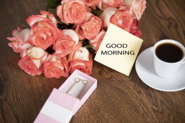güller ve kahve ile günaydın mesajı masada