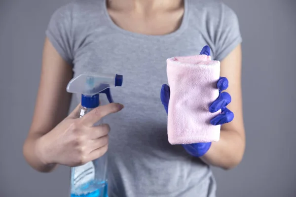 Γυναικείο Πανί Καθαρισμού Χεριών Και Υγρό Γκρι Φόντο — Φωτογραφία Αρχείου