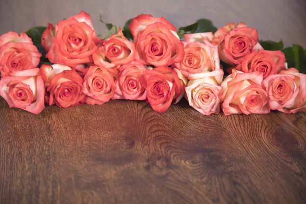 Όμορφα Τριαντάφυλλα Στο Φόντο Του Τραπεζιού — Φωτογραφία Αρχείου