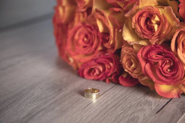 Δαχτυλίδι Μπουκέτο Τριαντάφυλλα Στο Τραπέζι — Φωτογραφία Αρχείου