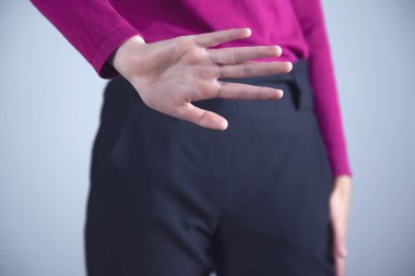 Gri arkaplanda dur işareti var.