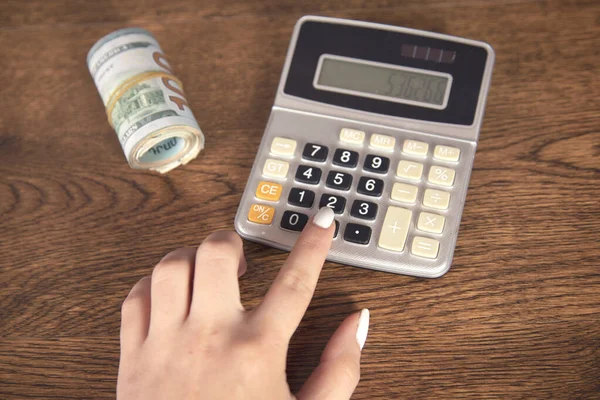 Женский Калькулятор Доллар Столе — стоковое фото