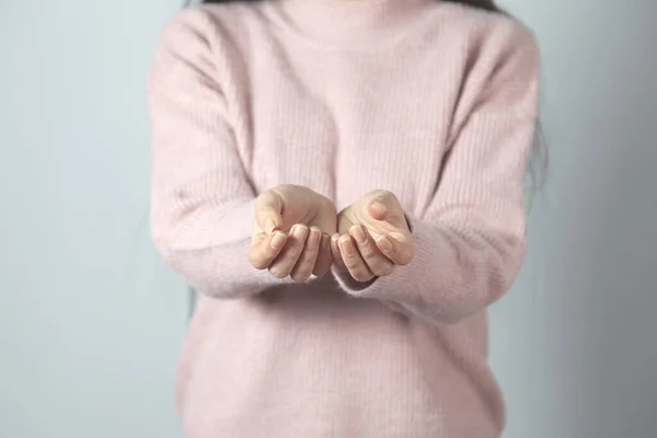 Mujer Joven Mano Vacía Sobre Fondo Gris — Foto de Stock